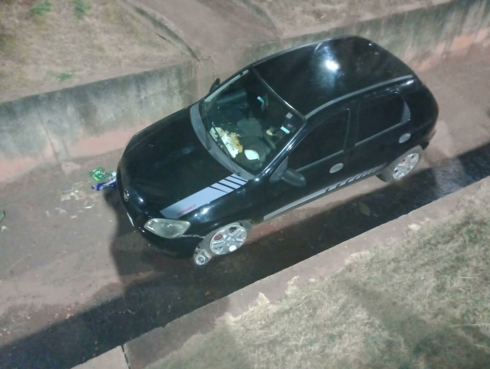 Imagem de compartilhamento para o artigo Carro cai na  na galeria pluvial da Avenida 33 em Chapadão do Sul da MS Todo dia
